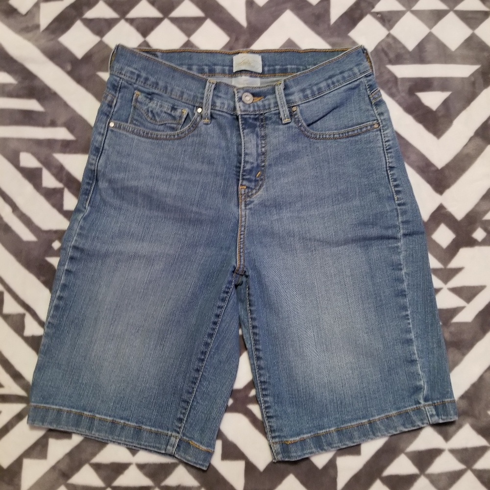 Levi's 518 perfectly Slimming womens shorts size 8